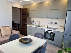 cocina y sala de estar con mesa y sofá en Home in Udabno, en Udabno