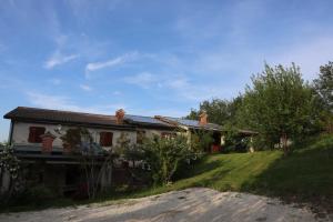 una casa en una colina al lado de un camino de tierra en Villa Strada dei Monti Sibillini, en Montefortino