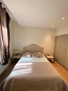 sypialnia z dużym łóżkiem z dwoma stolikami w obiekcie Le Central Victoria II - Central Point - 55m2 w Nancy