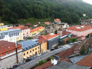 une vue aérienne sur une ville avec des voitures garées dans une rue dans l'établissement Casa da Avo, à Gerês