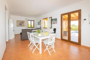 a kitchen and dining room with a table and chairs at Villa Son Sala Nou in Campos