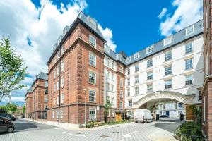 Afbeelding uit fotogalerij van ALTIDO Spectacular 3-bed flat near Holland Park in Londen