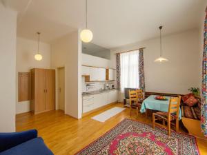 uma sala de estar com uma mesa e uma cozinha em Villa Residence Santer em Brunico