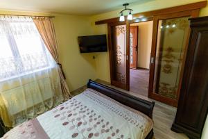 - une chambre avec un lit et une fenêtre dans l'établissement La Bebe 1 Bed, à Hunedoara