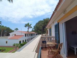 En balkong eller terrass på Bon Repos - B10, Apartamento con Terraza en Cala'n Bosch