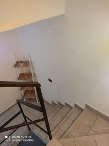an empty room with stairs and a shelf on the wall at Casa vacanze zaccanopoli in Zaccanopoli