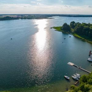 widok z góry na rzekę z łodziami w obiekcie Domki Brzózki Kosewo w mieście Kosewo