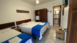 pokój hotelowy z 2 łóżkami i oknem w obiekcie HOTELARE Hotel Brunello w mieście Paraty