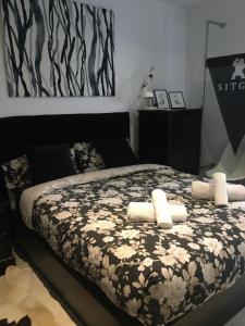 een slaapkamer met een bed met witte handdoeken bij Sitges in centrum close to the beach in Sitges