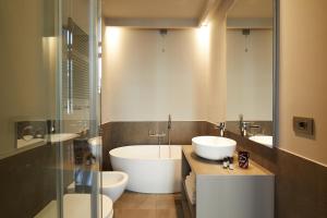 a bathroom with two sinks and a tub at Hotel Dei Dragomanni in Venice