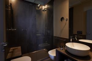 a bathroom with two sinks and a shower at Hotel Dei Dragomanni in Venice