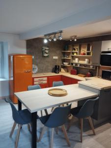 Η κουζίνα ή μικρή κουζίνα στο Maison du martin pêcheur à Lannion +17 φωτογραφίες