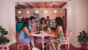 un grupo de personas sentadas alrededor de una mesa en Hotel Isla de Flores en Flores