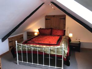 een slaapkamer met een bed op zolder bij Private lake & gite surrounded by acres of nature 