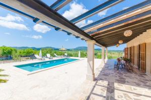 een patio met een zwembad en een pergola bij Son Roca in Montuiri
