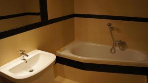 un bagno con lavandino e vasca da bagno di Hotel Stary Młyn a Suchedniów Altre 14 foto