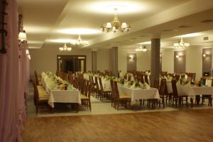 A restaurant or other place to eat at Hotel Stary Młyn