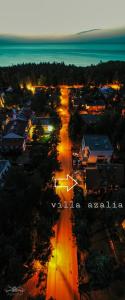 eine Luftansicht einer Stadt in der Nacht in der Unterkunft Villa Azalia in Jastrzębia Góra