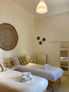 Habitación con 2 camas y toallas. en Dimore Montane en Roccamorice