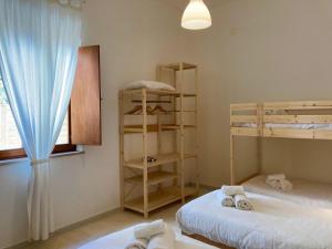 1 dormitorio con 2 literas y ventana en Dimore Montane, en Roccamorice