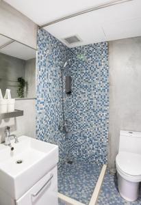 La salle de bains est pourvue d'un lavabo, de toilettes et d'une douche. dans l'établissement 在家行旅 中山館, à Taipei