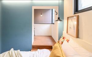 Habitación pequeña con pared azul y pasillo en 在家行旅 中山館 en Taipéi
