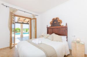 Ένα ή περισσότερα κρεβάτια σε δωμάτιο στο Son Roca +32 φωτογραφίες