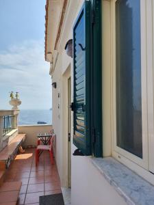 Balkón nebo terasa v ubytování La stanza sul Porto di Amalfi camera piccina piccina con bagno privato
