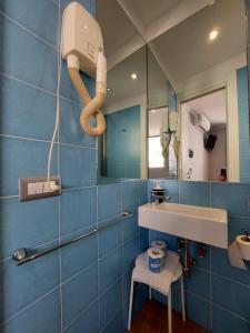 Ett badrum på La stanza sul Porto di Amalfi camera piccina piccina con bagno privato