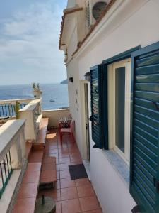 Ein Balkon oder eine Terrasse in der Unterkunft La stanza sul Porto di Amalfi camera piccina piccina con bagno privato