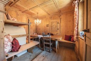 a room with a desk and bunk beds in a cabin at Chalet Avidea Secret in Avelengo