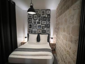 um quarto com uma cama e uma parede com fotografias em Loft Jaures em Paris