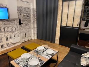 jadalnia ze stołem i 2 krzesłami w obiekcie Loft Jaures w Paryżu