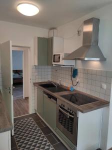 een keuken met een wastafel en een fornuis top oven bij Ferienwohnung Bergwiese 20 in Bad Harzburg