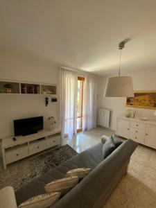 sala de estar con sofá y TV en CASA LA CAMPANELLA, en Castelnuovo della Misericordia
