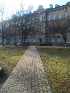 un chemin en briques devant un bâtiment dans l'établissement Центр, Євгена Коновальця, 3, à Loutsk