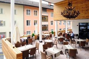 Ресторант или друго място за хранене в Hotel Goldener Adler Wattens