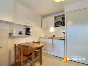 Kuchnia lub aneks kuchenny w obiekcie Studio 4 couchages piscine , plage , vue canigou