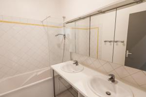 a white bathroom with a sink and a shower at L'Atlantide Apt 85m2 3 chambres - Appart Hotel Poitiers in Poitiers