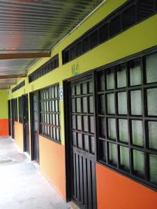 una fila de puertas en un edificio escolar en Posada la tranquilidad en Villavieja
