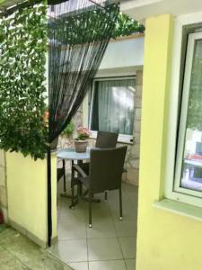 Patio alebo iná vonkajšia časť ubytovania Skenderi Apartment Studio