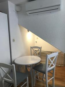 Posedenie v ubytovaní Skenderi Apartment Studio + 19 fotografií