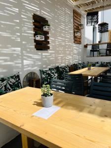 En restaurant eller et spisested på Piperaki Project