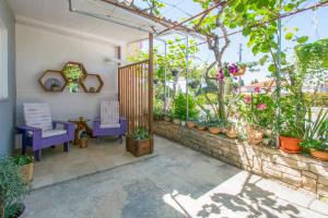 - une terrasse avec un bouquet de plantes et de chaises dans l'établissement Apartman Enjoy, à Rovinj