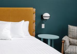 Postel nebo postele na pokoji v ubytování Origin Austin, a Wyndham Hotel