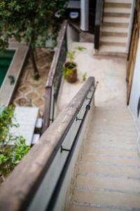 un escalier menant à un bâtiment avec un banc dans l'établissement Riad Le Rihani, à Marrakech