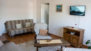 a living room with a couch and a chair at Apartman Filimena in Kruševac
