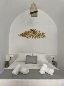 una camera da letto con un letto e asciugamani di Lamar Cave house a Emporio