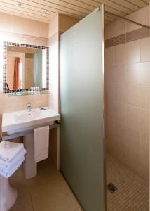 Ένα μπάνιο στο Hotel Miramar