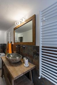 bagno con lavandino e specchio di Elegante Casa Mafalda con vista a Montalcino